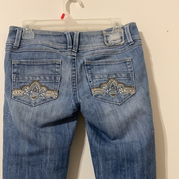 Almost Famous Capri Jeans Size 7 Few Stones missing on pockets Used - Picture 3 of 8